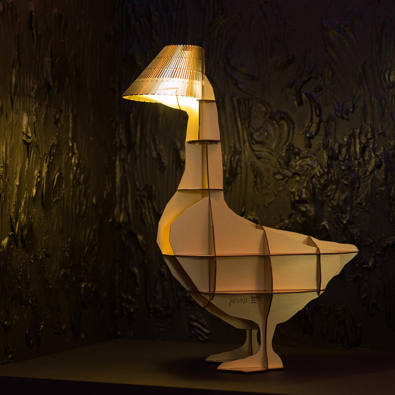 Meuble de chevet avec lampe original et design en forme animal, oie Junon de la marque Ibride Design