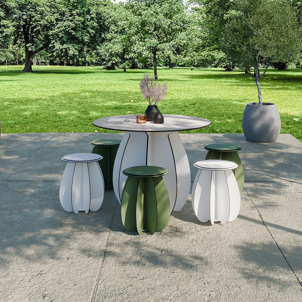 Table de repas ronde d'extérieur sur une terrasse dans un jardin. Collection Gardenia marque Ibride Design