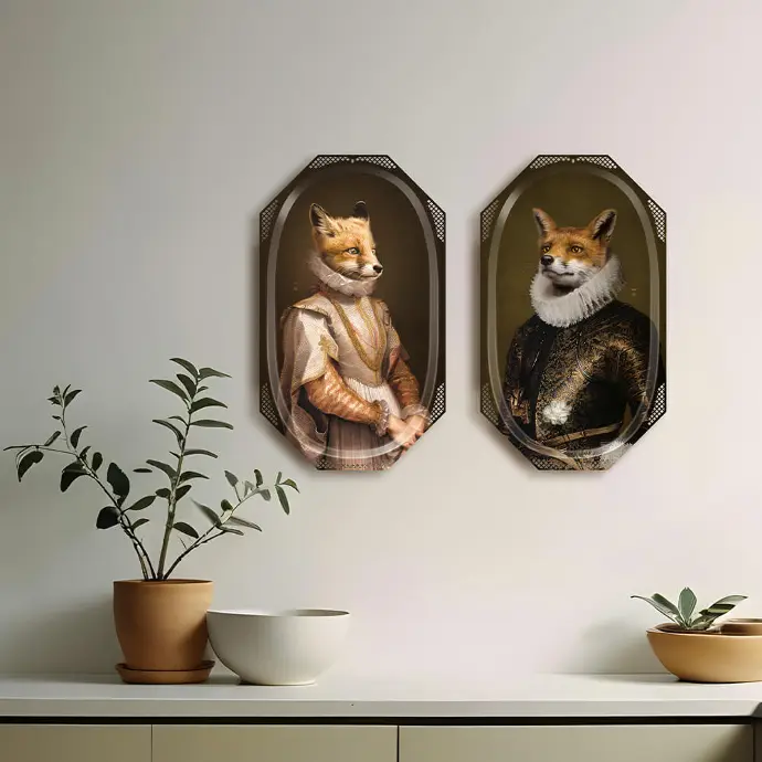 Plateau accrochés au mur avec des graphisme de renard habillé avec des tenues humaines