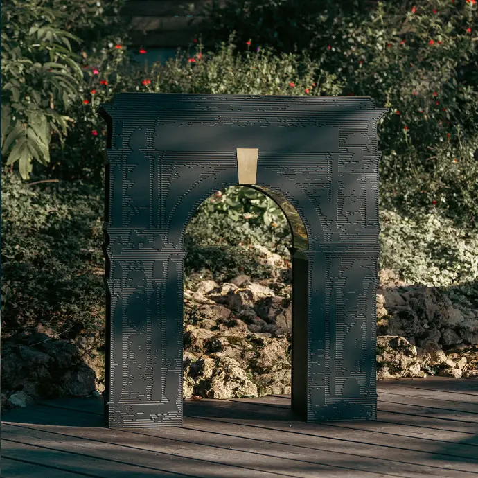 console triomphe marque ibride, couleur noir et laiton
