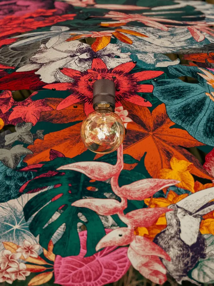 Suspension avec sa lampe, reflète des ombres sur les murs