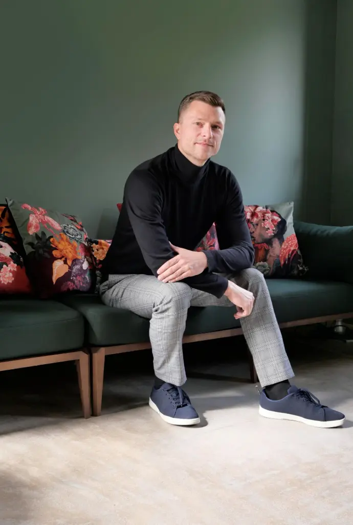 Juraj Straka, designer textile de renom ayant travaillé avec Hermès, Schiaparelli ou encore Jason Wu, a insufflé sa vision graphique à la collection Boucan