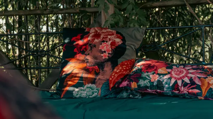 Coussins en velours marqués par le design de Juraj Straka